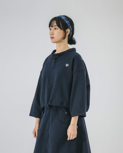 [AG.W] Wappen Stand Neck Crop Sweat Shirt - Navy