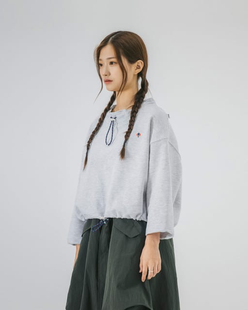 [AG.W] Wappen Stand Neck Crop Sweat Shirt - White Melange