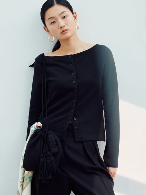 CURVE BUTTON CARDIGAN [BLACK]