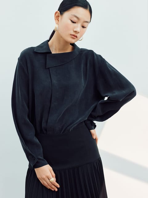 SIDE-NECK DRAPE BLOUSE [BLACK]
