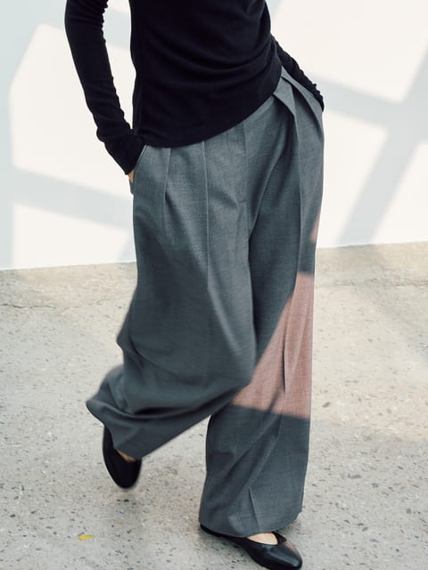 TWO-TUCK VOLUME WIDE PANTS [CHARCOAL]