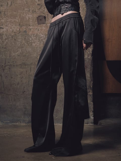 SATIN LUMP CARGO TRACK TROUSERS / SHINY BLACK