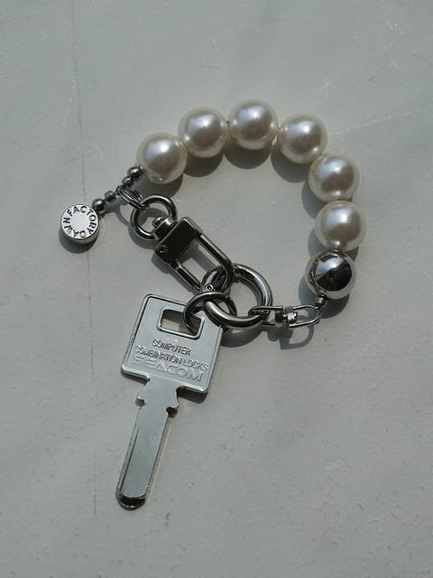 BEAD KEYRING IVORY