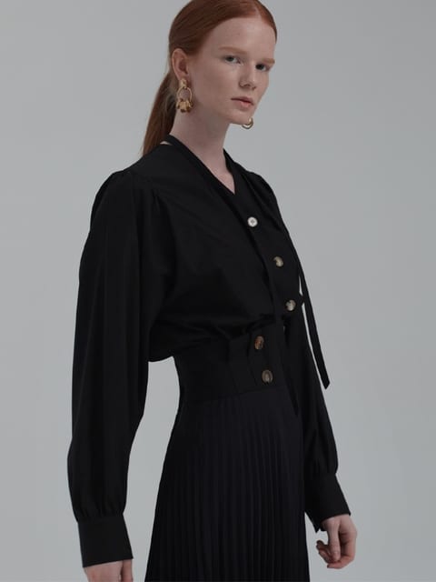 BUTTONED V-NECK SHIRRING BLOUSE (BLACK)