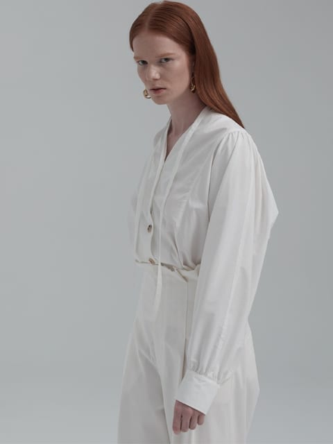 BUTTONED V-NECK SHIRRING BLOUSE (WHITE)
