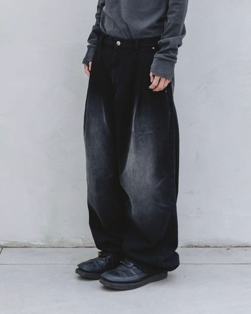 Curve tuck denim pants (Washed black)
