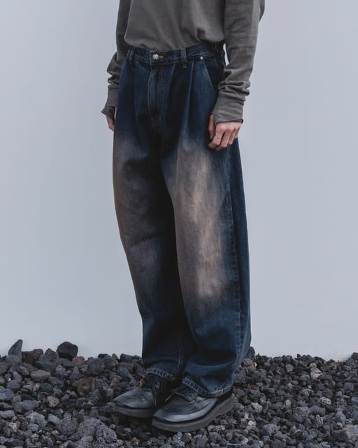 Curve tuck denim pants (Washed blue)
