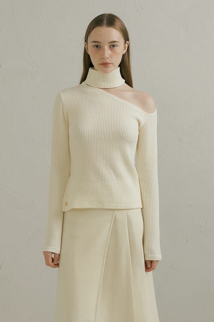 Shoulder cutting turtleneck sleeves (ivory)