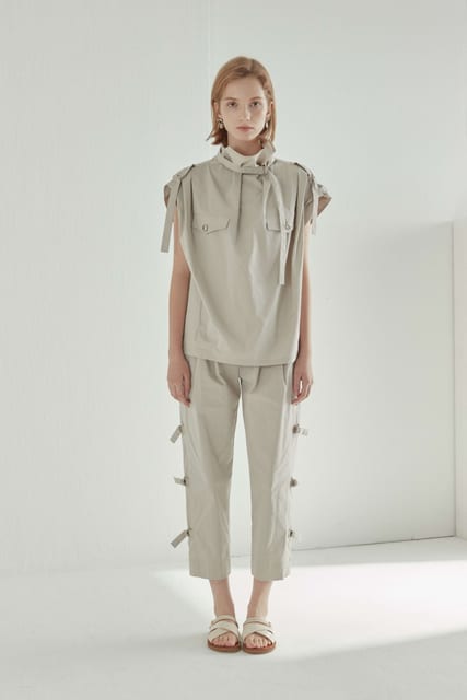 Turtleneck D ring Blouse_Beige