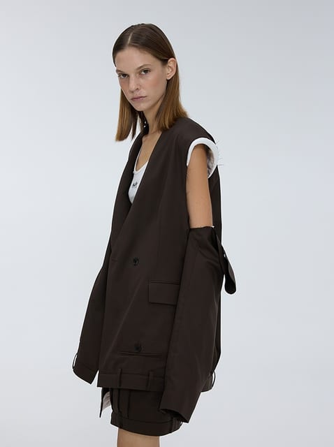 Off sleeve back detail tuck jacket