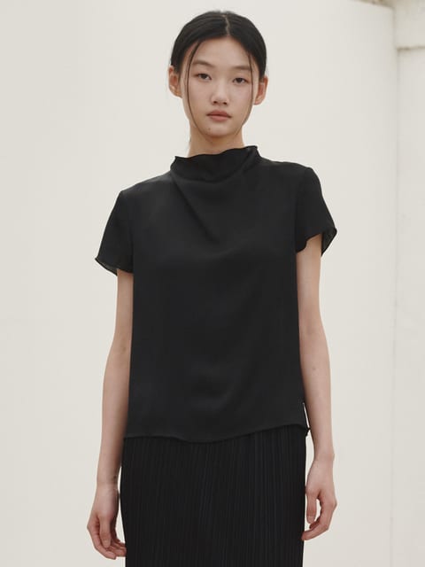 하프 슬리브 실키 블라우스 - 블랙 / Half-sleeved silky blouse - Black
