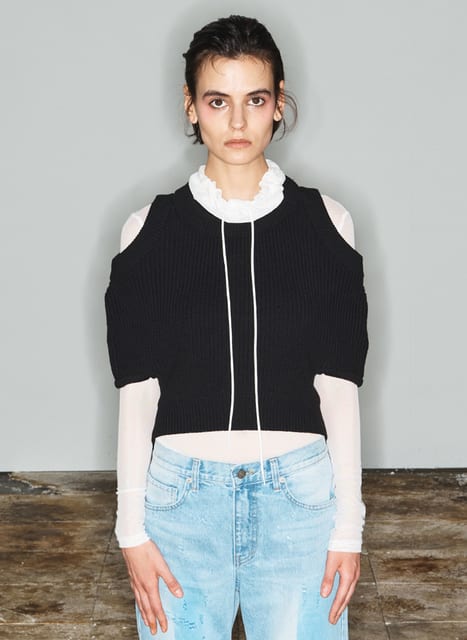 [THEOPEN PRODUCT] CUT-OUT KNIT CAPE, BLACK