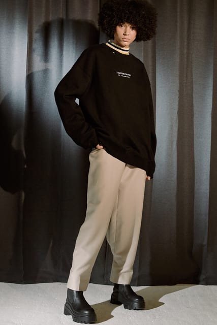CUTTING DETAIL BLACK SWEATSHIRTS