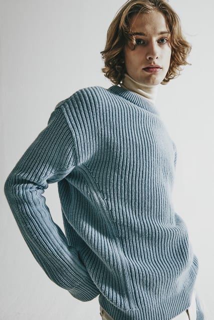 STRIPE DETAIL POINT BLUE SWEATER