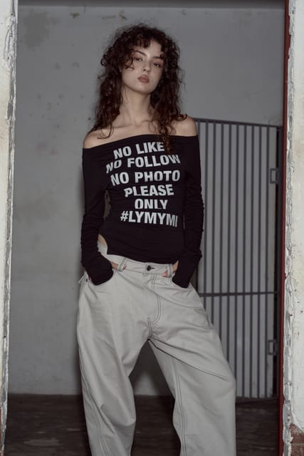[ 09.09 예약 배송 ] Kacy Lettering Long Off-Shoulder Top (Black)