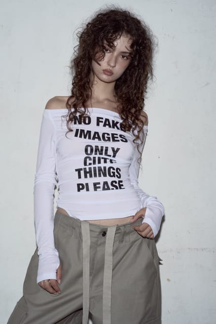 [ 08.28 예약 배송 ] Kacy Lettering Long Off-Shoulder Top (White)
