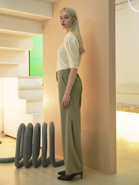 BACK TUCK PANTS KHAKI