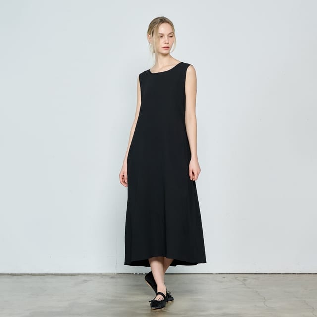 Crease Back Point Dress Black
