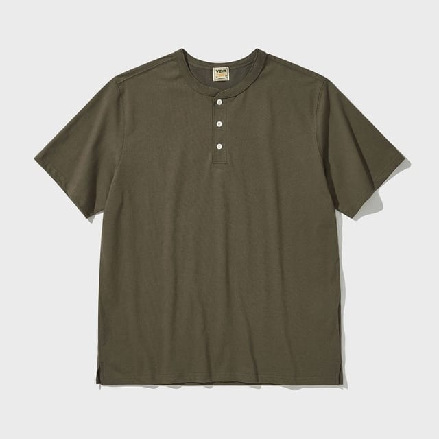 [7월 31일 예약배송] COZY HENLY NECK T-SHIRT [Jungle Olive]