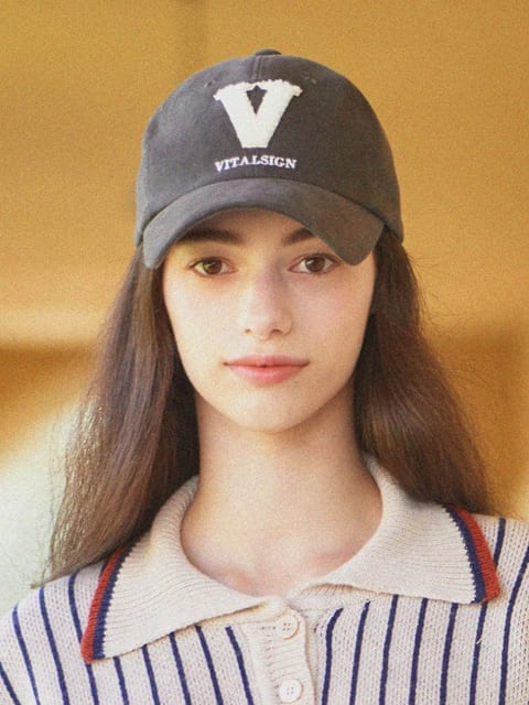 V LOGO CAP