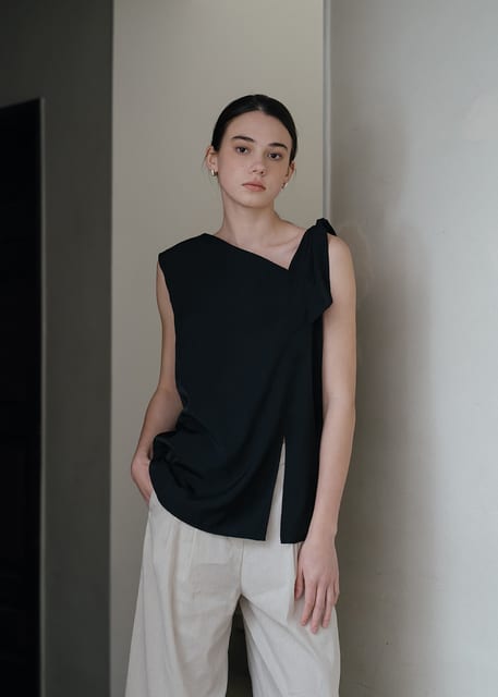BLACK ASYMMETRIC BLOUSE