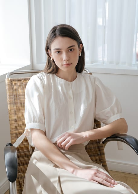 RIBBON TIE PLEATED BLOUSE